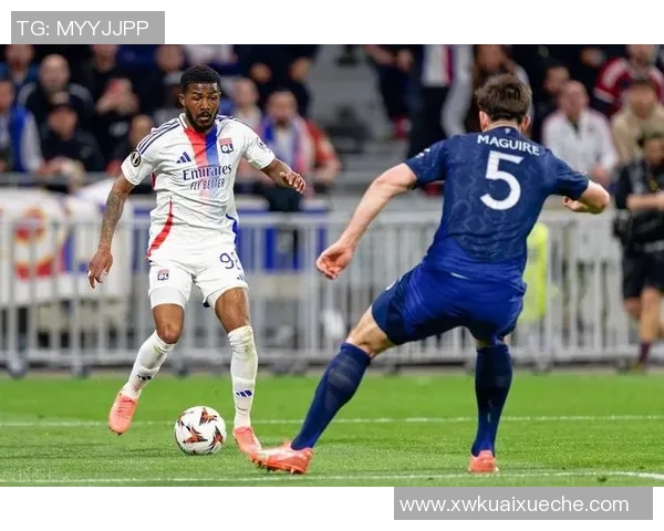 欧冠历史冷门：里昂惊险战胜曼联全场沸腾瞬间回顾