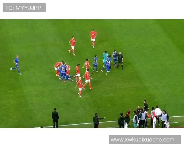 意甲激战巴黎圣日耳曼与莱比锡战成平局争议判罚引发全场热议